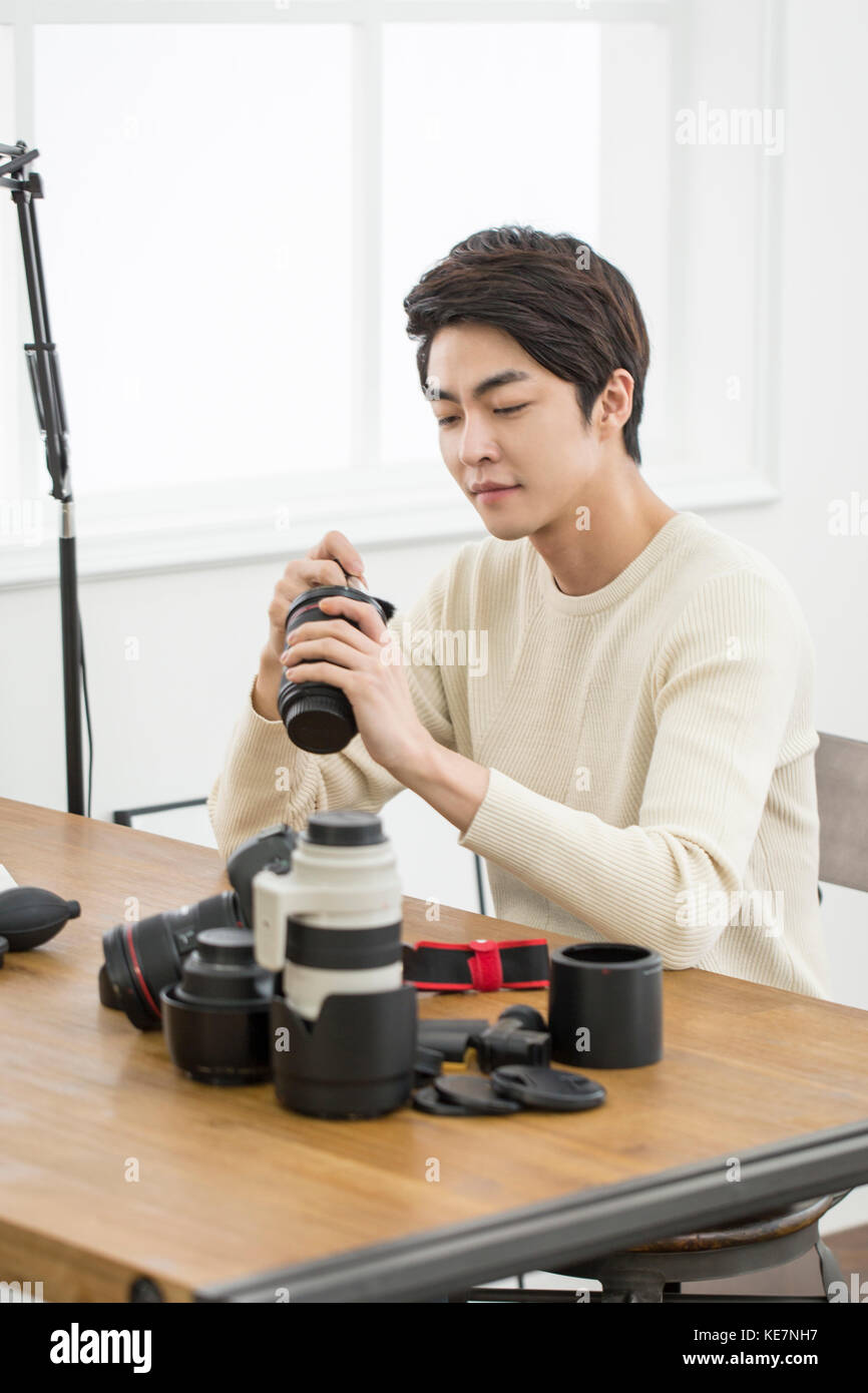 Side view portrait of male photographer Stock Photo - Alamy