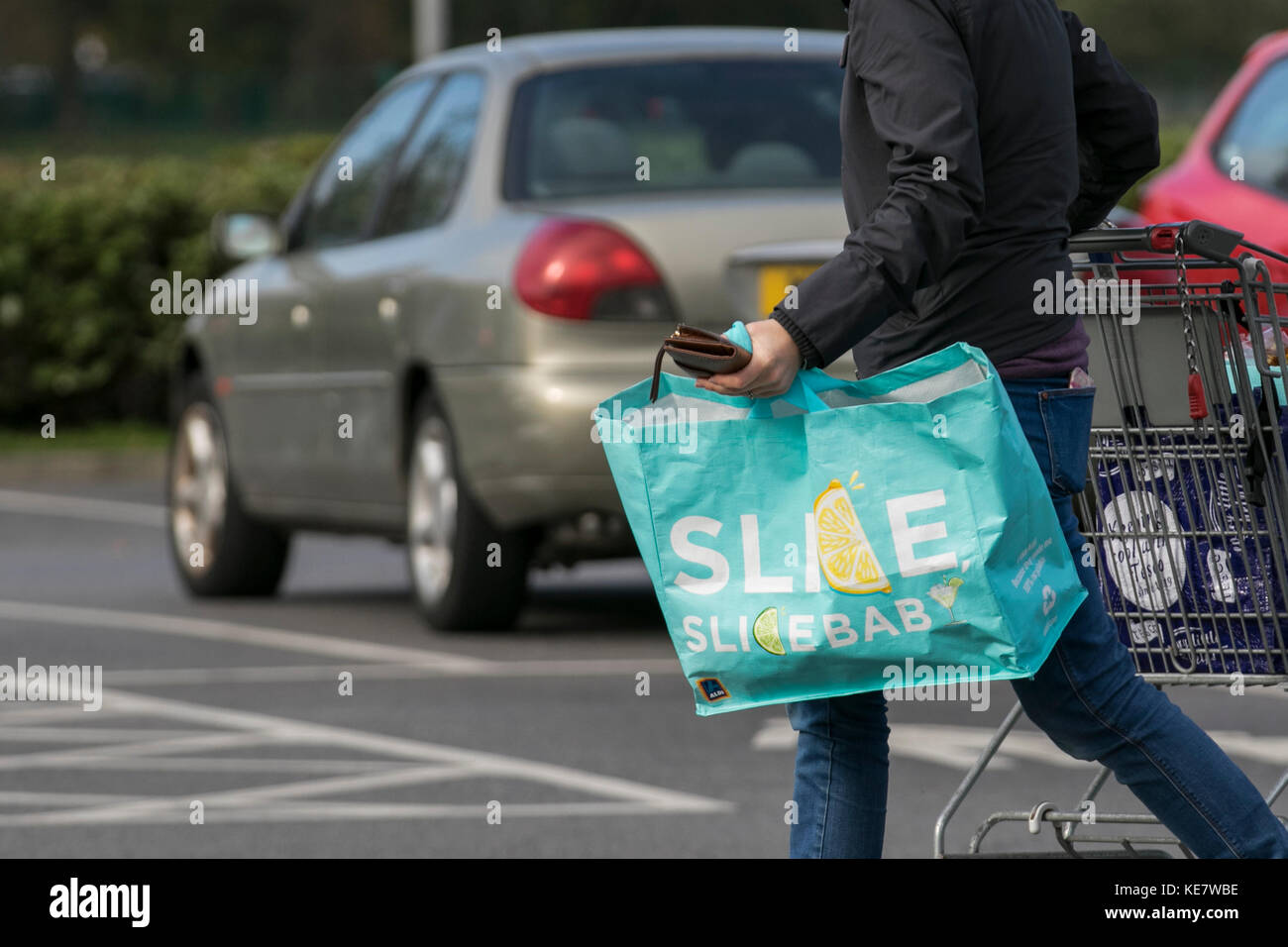 Aldi reusable, recycle, recycling, reusable, shopping, consumerism
