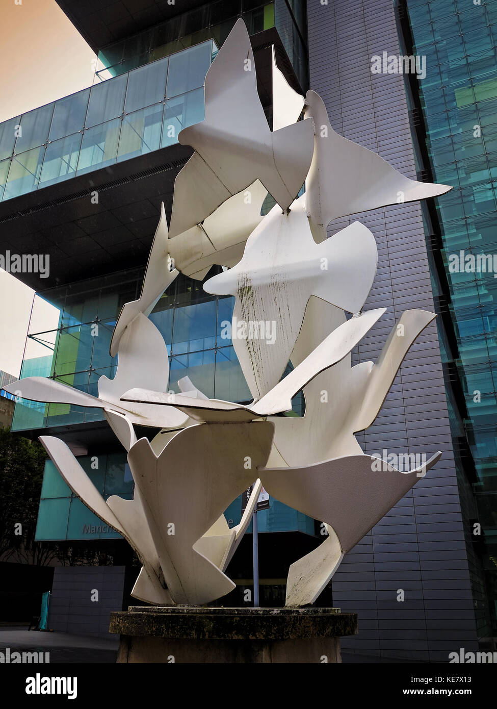 The complexity of justice is symbolised by this juxtaposition of the Doves of Peace sculpture and the Civil Justice Centre at Spinningfields, Manchest Stock Photo