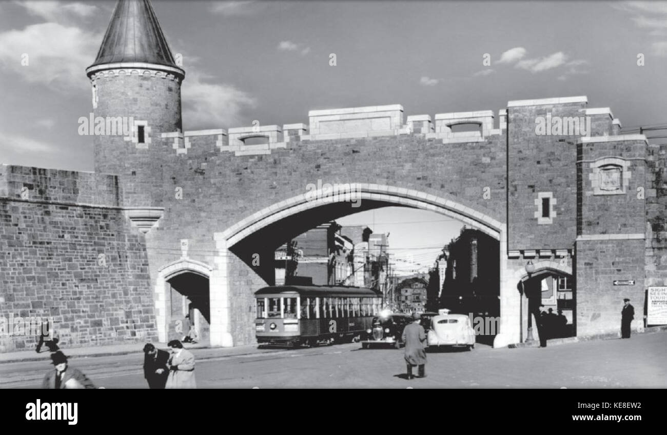 Tramways et automobiles passant par la porte Saint Jean, vers 1945 Stock Photo