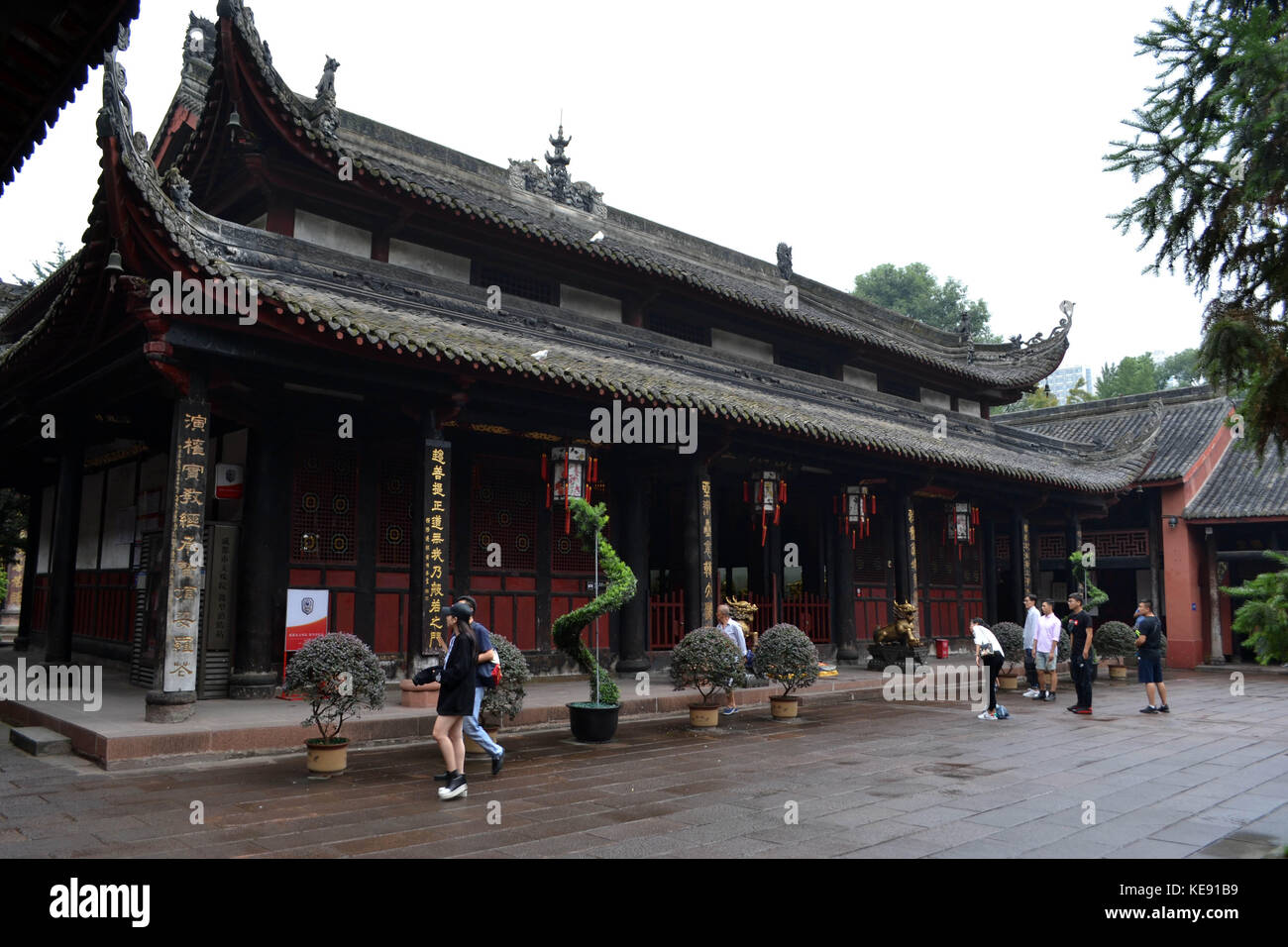 People praying around Chengdu's most famous temple (Wenshu Monastery). Pic  was taken in September 2017. Translation: \, image size:1300x956