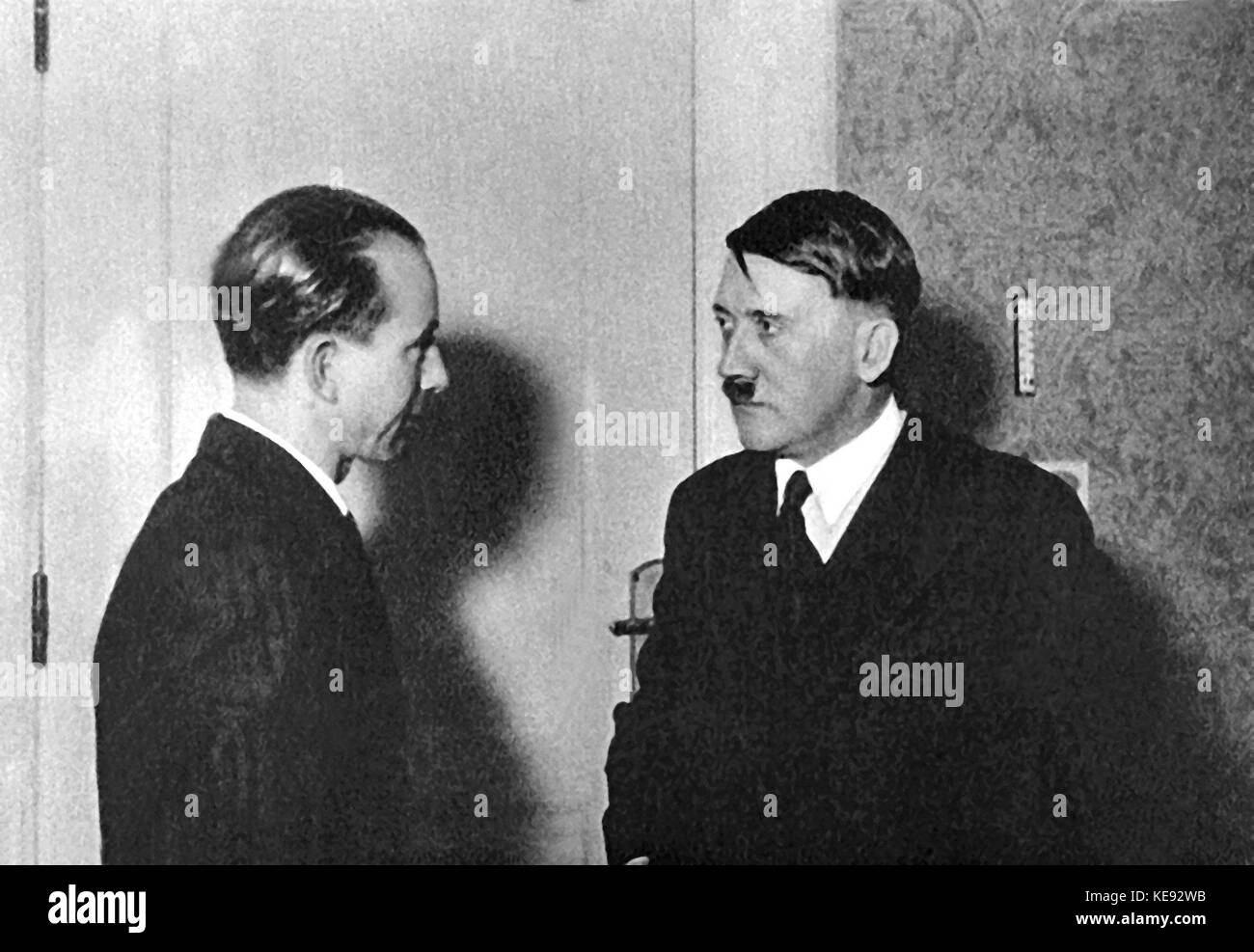Adolf Hitler (r) talking to the Nazi press chief Otto Dietrich (l). Undated  | usage worldwide Stock Photo