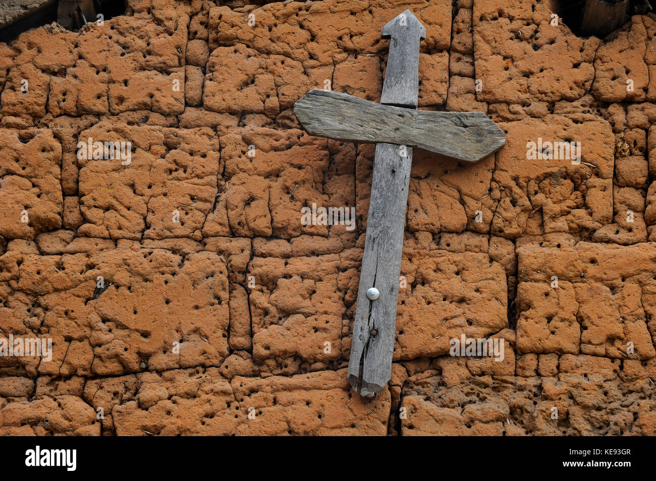 Angola Kwanza Sul, village Sao Pedro, wooden cross at clay wall of village church/ ANGOLA Kwanza Sul, Dorf Sao Pedro, Dorfkirche, hoelzernes Kreuz an Lehmwand der Kirche Stock Photo