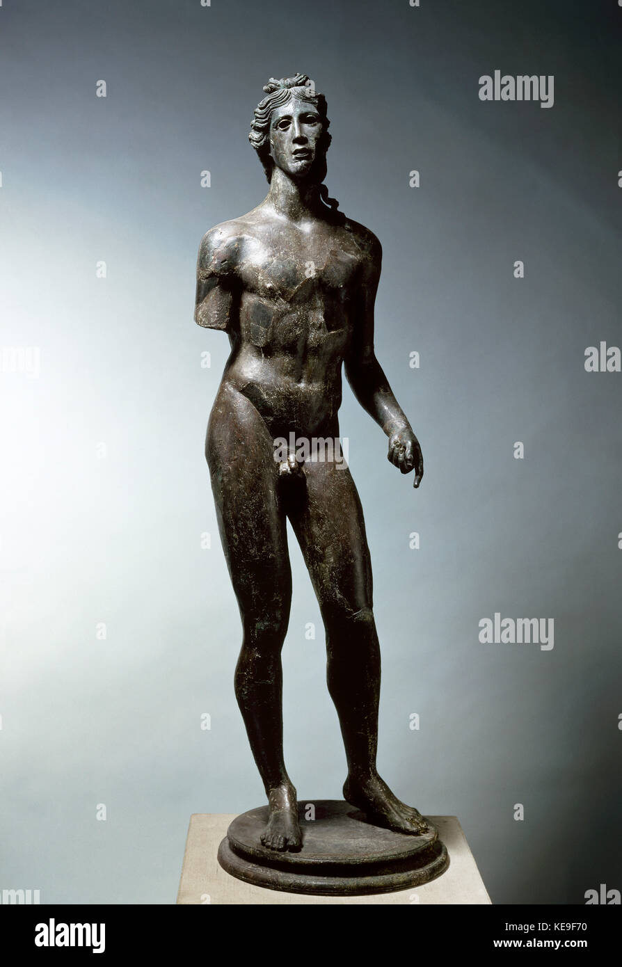 Roman statue of apollo hi-res stock photography and images - Alamy