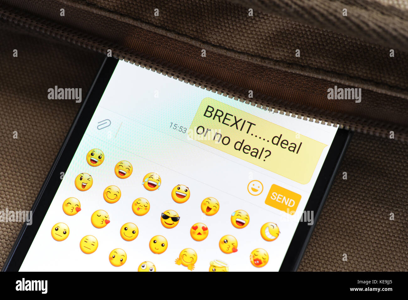 BREXIT MESSAGE ON SMARTPHONE RE LEAVING THE EUROPEAN UNION DEAL OR NO DEAL REMOANERS   BREXITEERS THE EU UK EMOJIS Stock Photo