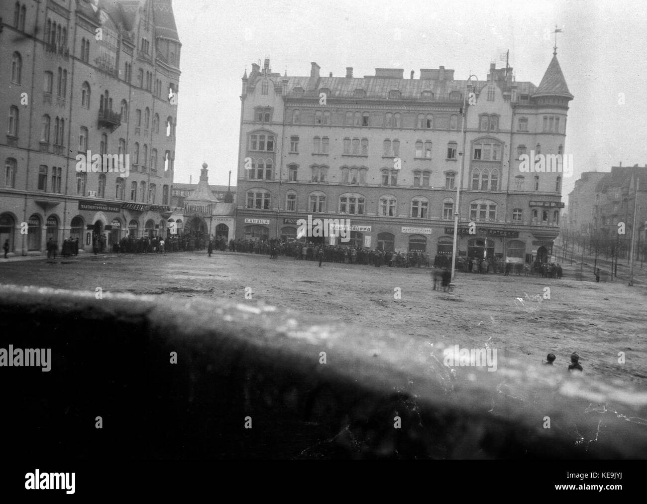Tampereen raatihuoneen puolustajat ovat antautuneet 5.4.1918 (26696840560) Stock Photo