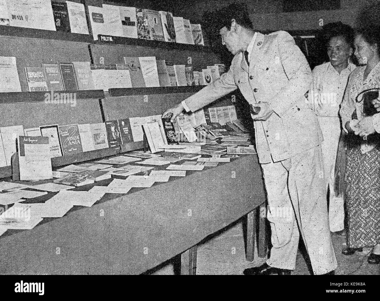 Sukarno looking at Naga Merah, Tambahan dan Pembetulan Pekan Buku Indonesia 1954, p22 Stock Photo