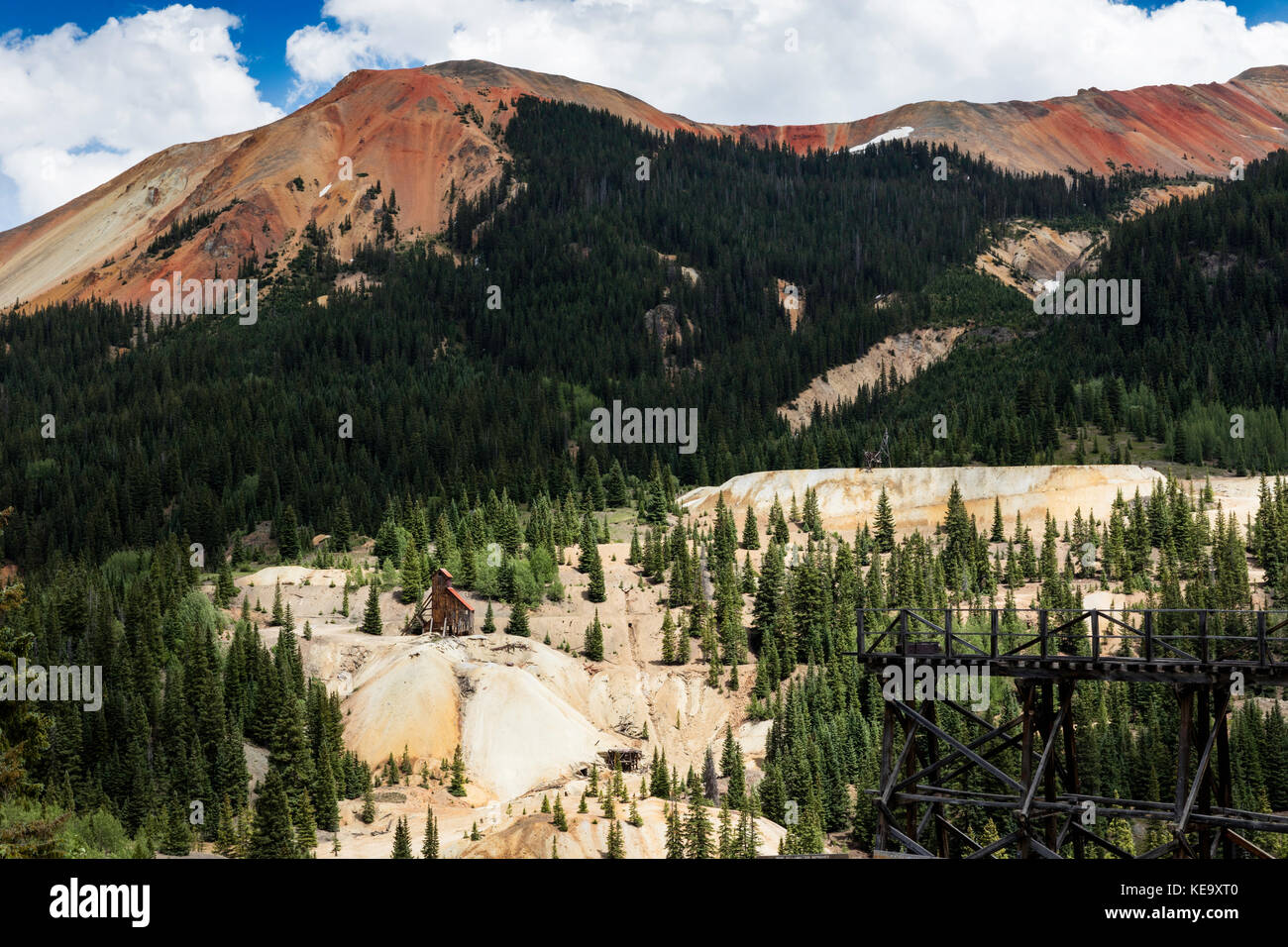 Red Mountain and abandoned mine, Red Mountain Mine District, Colorado, USA Stock Photo