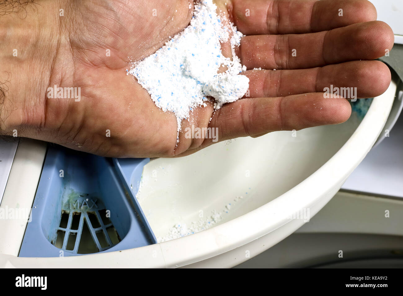 Washing machine for clothes and laundry detergent with rinsing liquid