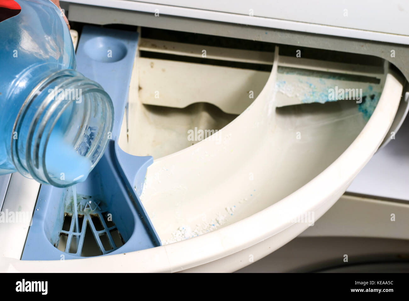 Washing machine for clothes and laundry detergent with rinsing liquid