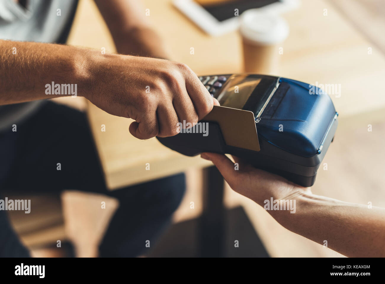 man paying with credit card Stock Photo - Alamy