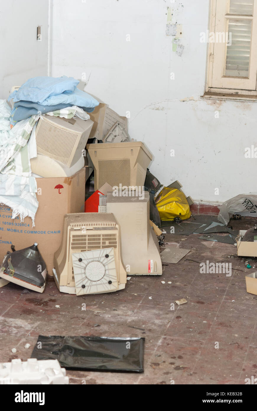 Abandoned office computers hi-res stock photography and images - Alamy