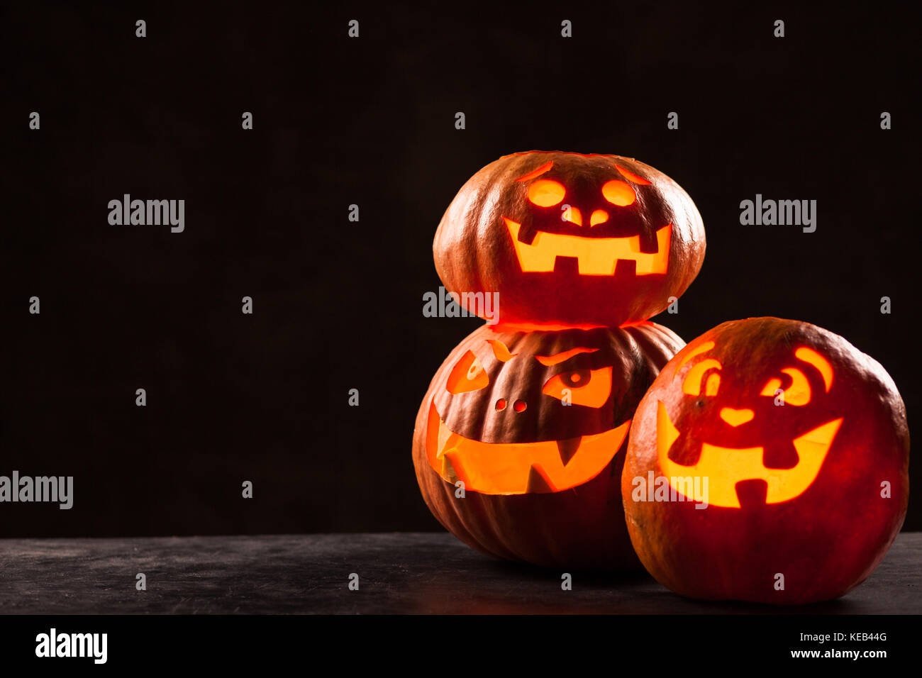 Halloween Jack O' Lantern pumpkins on dark night background Stock Photo ...