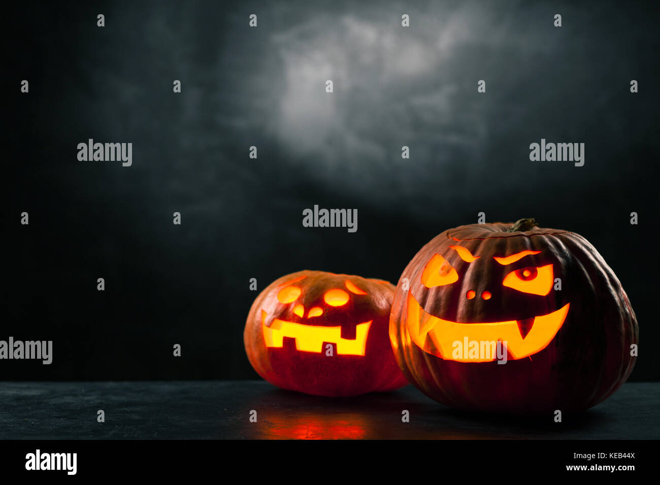 Halloween Jack O' Lantern pumpkins on dark night background Stock Photo ...