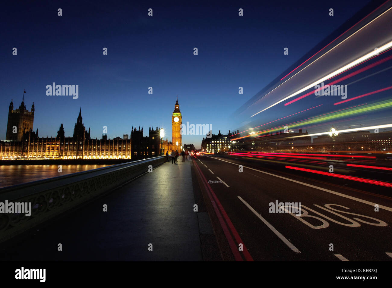 London bus at night hi-res stock photography and images - Alamy
