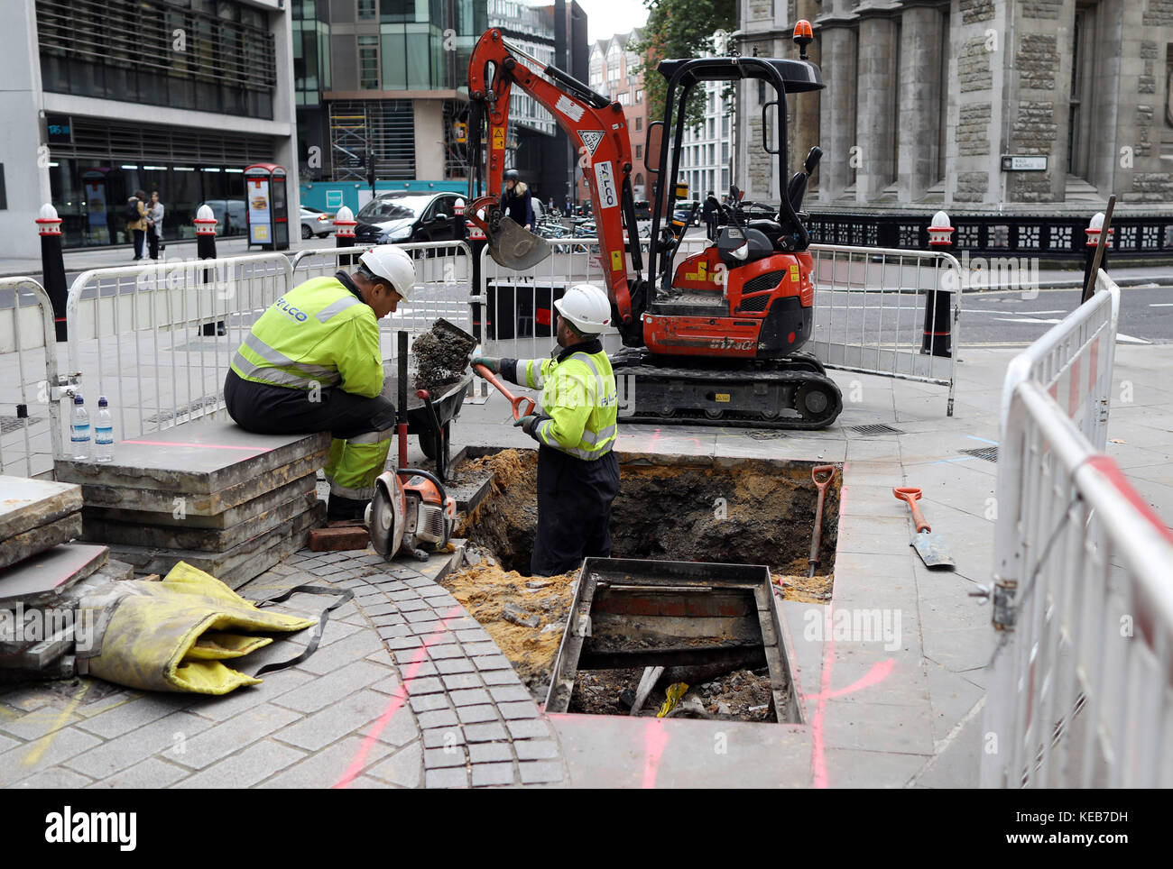 Road workers digging hires stock photography and images Alamy