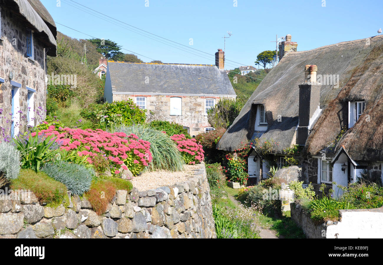 Thatched cottages at cadgwith hires stock photography and images Alamy
