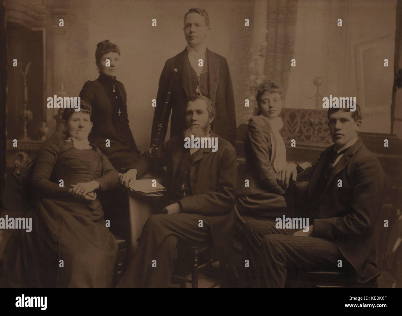 Family Portrait, (seated L-R) Odelia Allen (mother), Sheldon Allen (father), Laura Allen (daughter), (standing L-R), Dode Allen (daughter), Edwin Allen (son), Log City, Illinois, USA, 1890 Stock Photo