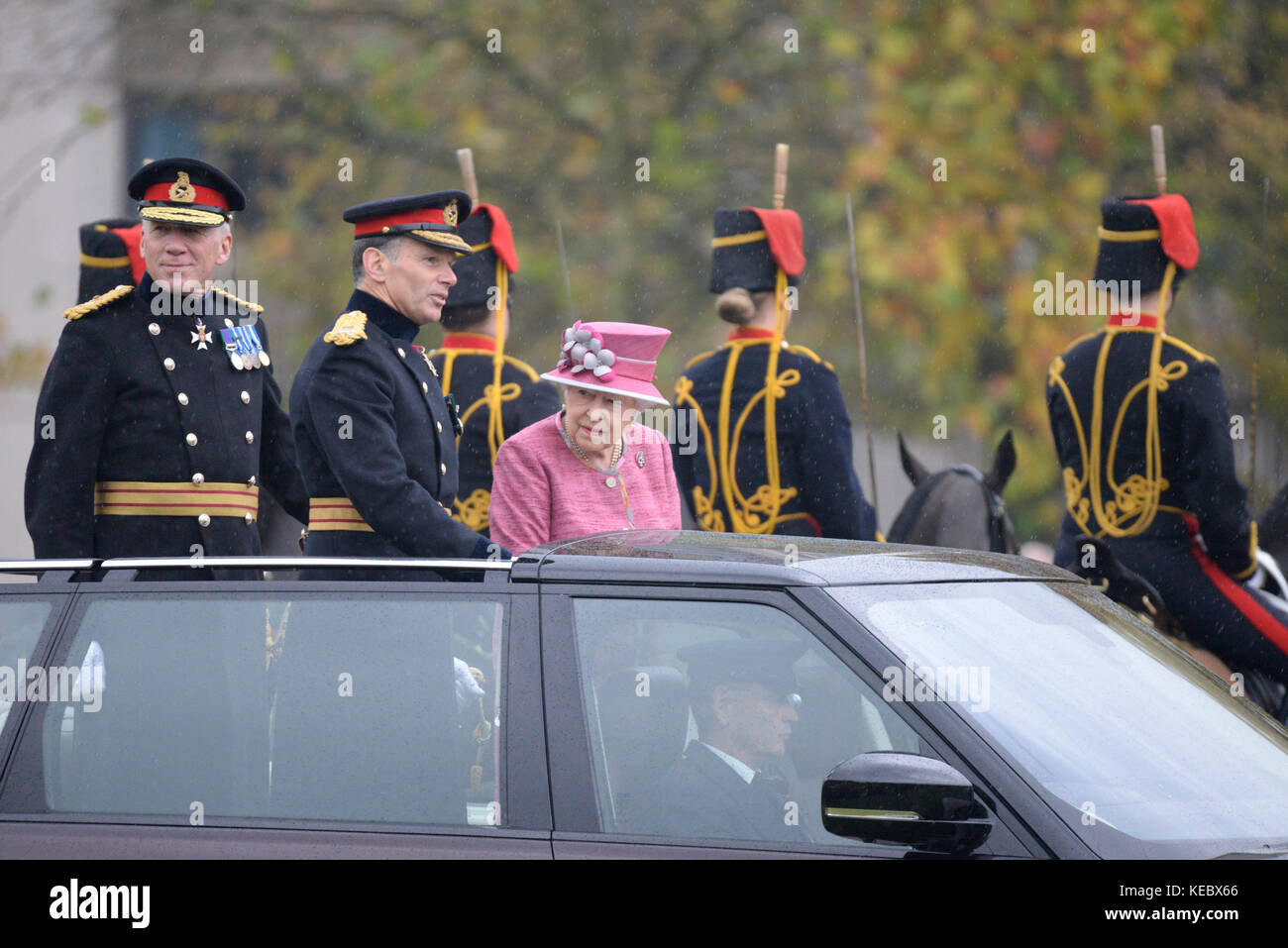 The Queen attended a Royal Review of the King's Troop Royal Horse Artillery on their 70th anniversary in Hyde Park, in London. Inspecting the Troops Stock Photo