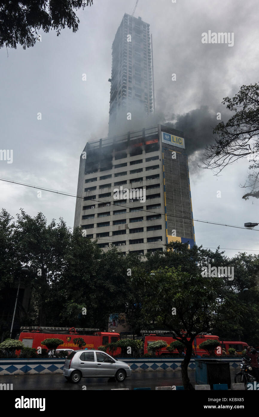 Kolkata, India. 19th Oct, 2017. Smoke rises from a commercial building where a fire brke out in central Kolkata, India, Oct. 19, 2017. A major fire broke out at a highrise office building in the eastern Indian city of Kolkata on Thursday, officials said. Credit: Tumpa Mondal/Xinhua/Alamy Live News Stock Photo