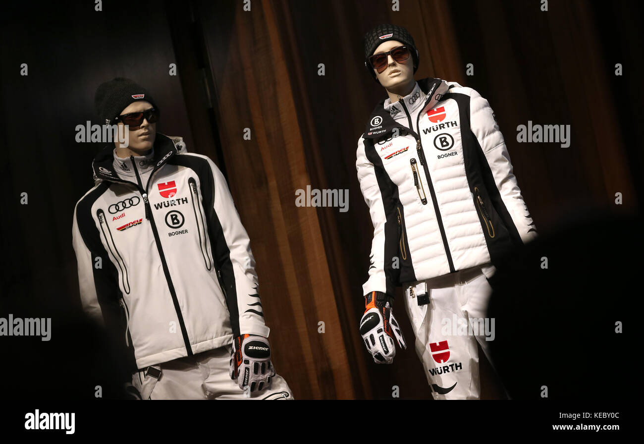 Kuenzelsau, Germany. 19th Oct, 2017. Dummies are dressed in the new clothing of the alpine