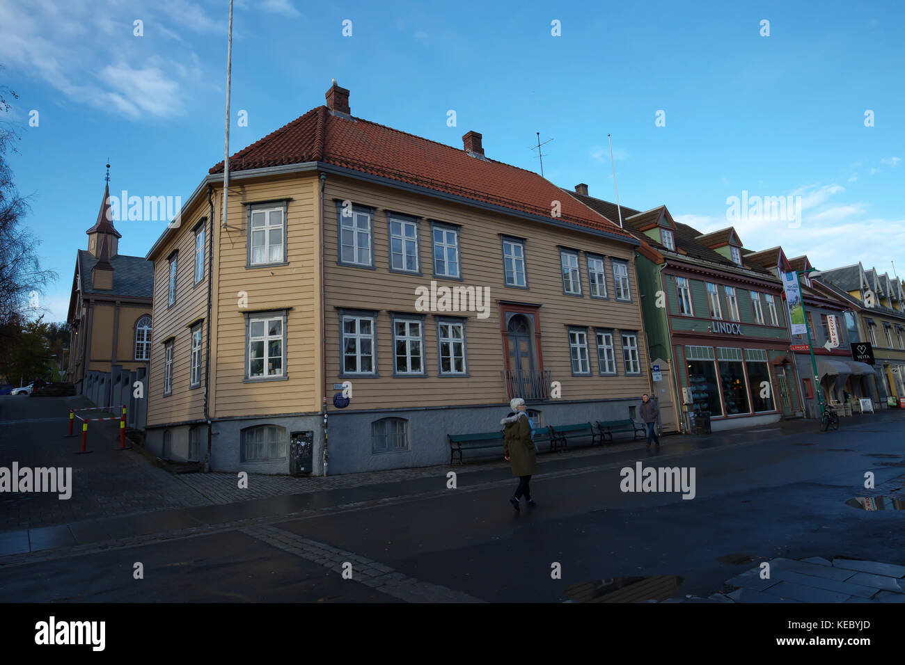 Tromso, Norway. 19th Oct, 2017. Blue Skies over Tromso in Norway Credit: Keith Larby/Alamy Live News Stock Photo