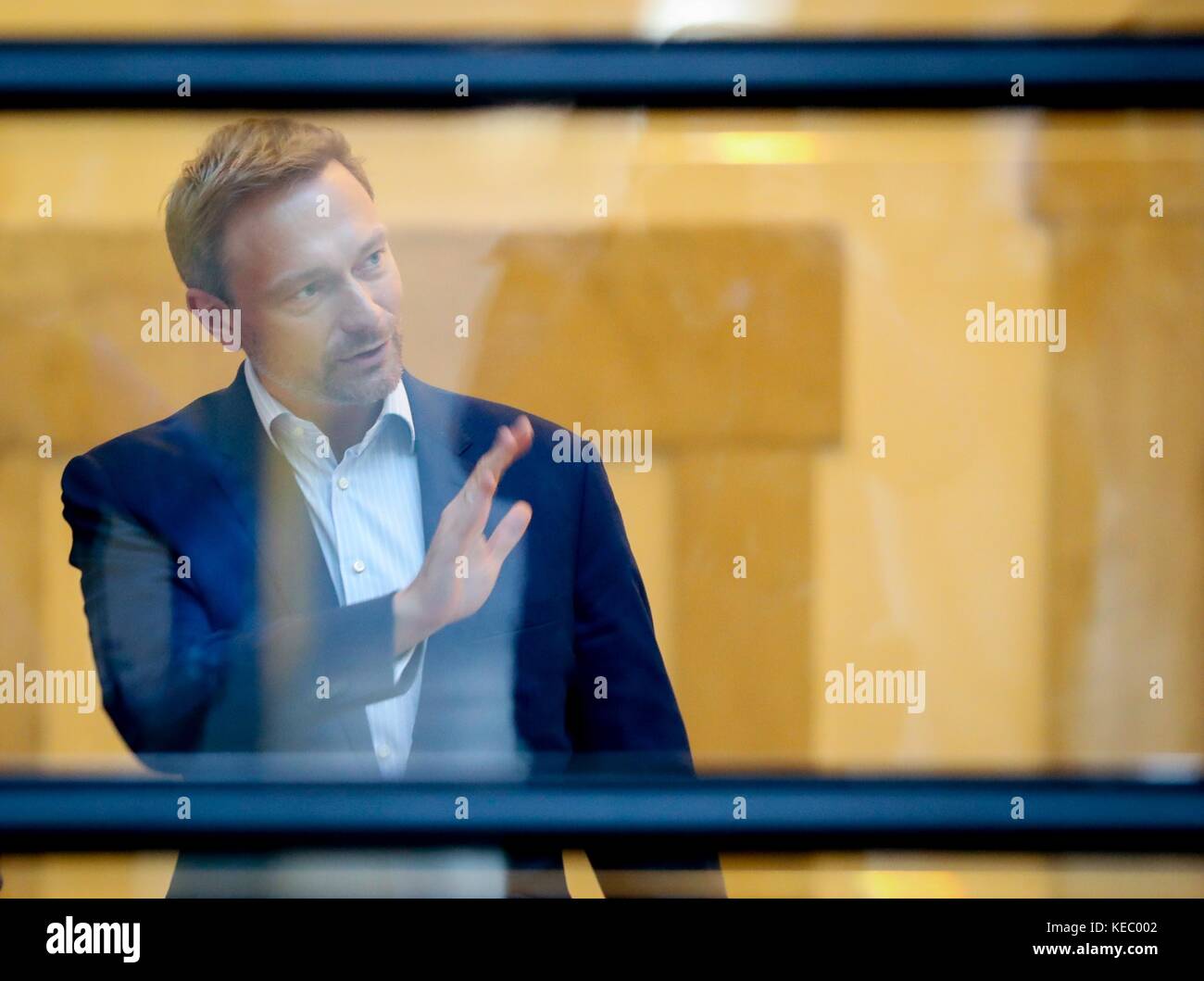 Berlin, Germany. 19th Oct, 2017. The Free Democratic Party's (FDP) chairman Christian Lindner leaves the meeting of the FDP and Alliance 90/ The Greens for the preperation of the start of the Jamaika exploratory discussions. Credit: Kay Nietfeld/dpa/Alamy Live News Stock Photo