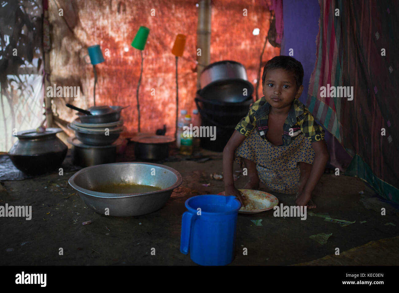 Cox's Bazar, Bangladesh. 19th Oct, 2017. A Rohingya child take meals at Balukhali refugee camp in Cox's Bazar, Bangladesh on October 19, 2017.  Almost 600,000 Rohingya refugees have reached Bangladesh since August, fleeing violence in Myanmar's Rakhine state, where the UN has accused troops of waging an ethnic cleansing campaign against them. Credit: zakir hossain chowdhury zakir/Alamy Live News Stock Photo