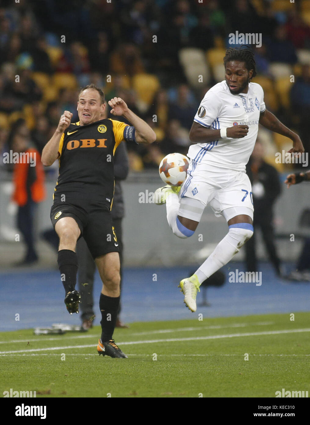 October 19, 2017 - Dieumerci Mbokani (R ) of Dynamo vies for the ball with Steve von Bergen (RL) of Young Boys' during the UEFA Europa League Group B soccer match between FC Dynamo Kyiv and FC Young Boys' at the NSK Olimpiyskyi in Kyiv, Ukraine, October 19, 2017. Credit: Anatolii Stepanov/ZUMA Wire/Alamy Live News Stock Photo