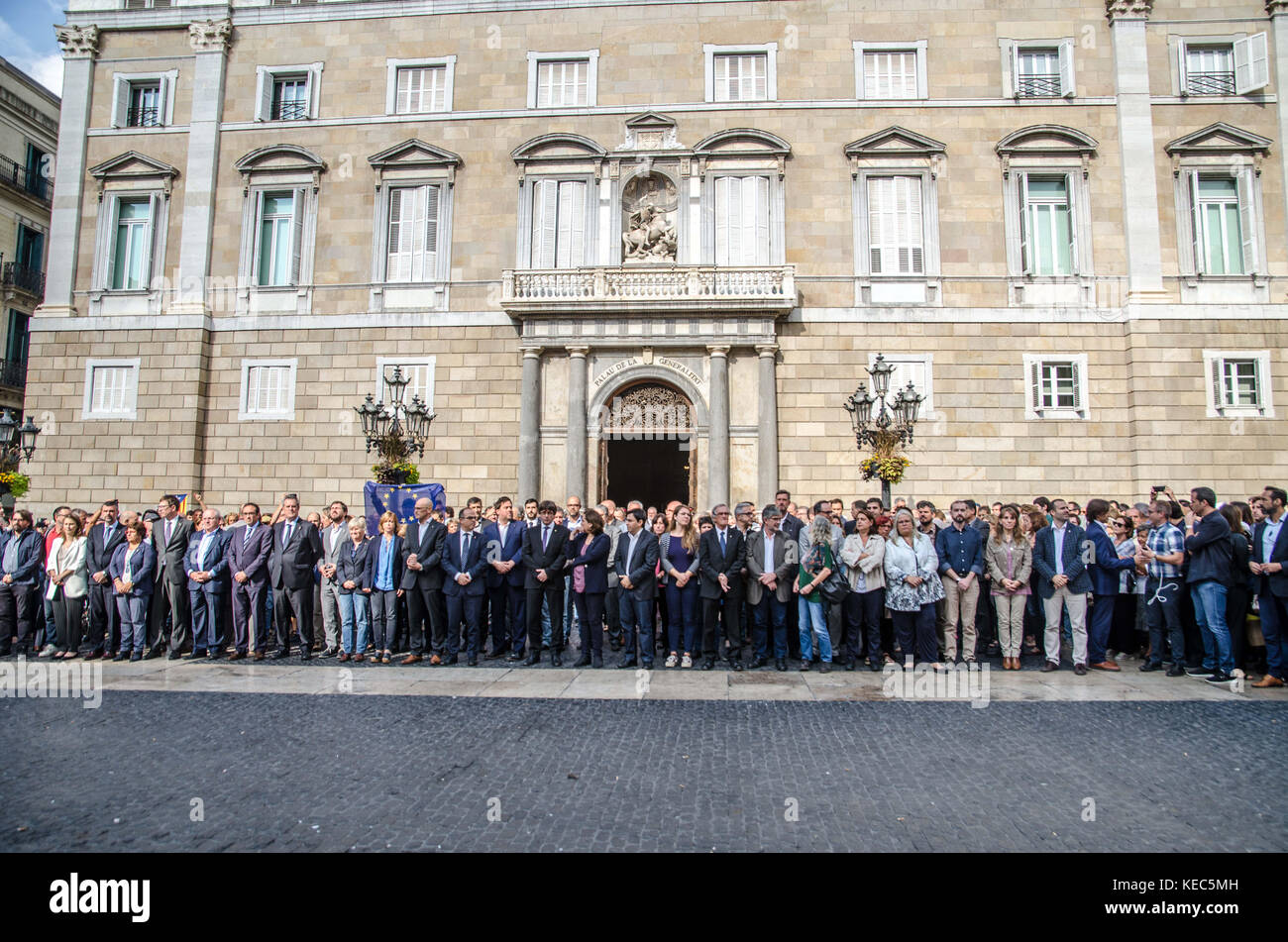 Barcelona, Spain, Spain. 17th Oct, 2017. General view of the institutional Act of rejection to the prison of Jordi Sanches and Jordi Cuixart which took place in the Plaza de Sant Jaume.In response of the arrests of the leaders of the sovereigntists, Jordi SÃ¡nchez and Jordi Cuixart who are currently in a situation of pre-trial detention, the sovereignists organizations have called a work stoppage from 5 minutes at 12:00pm with concentrations in city halls and spaces labour which is the first act of protest to ask the liberation of Sanchez and Cuixaart. (Credit Image: © Copyright Paco Frei Stock Photo