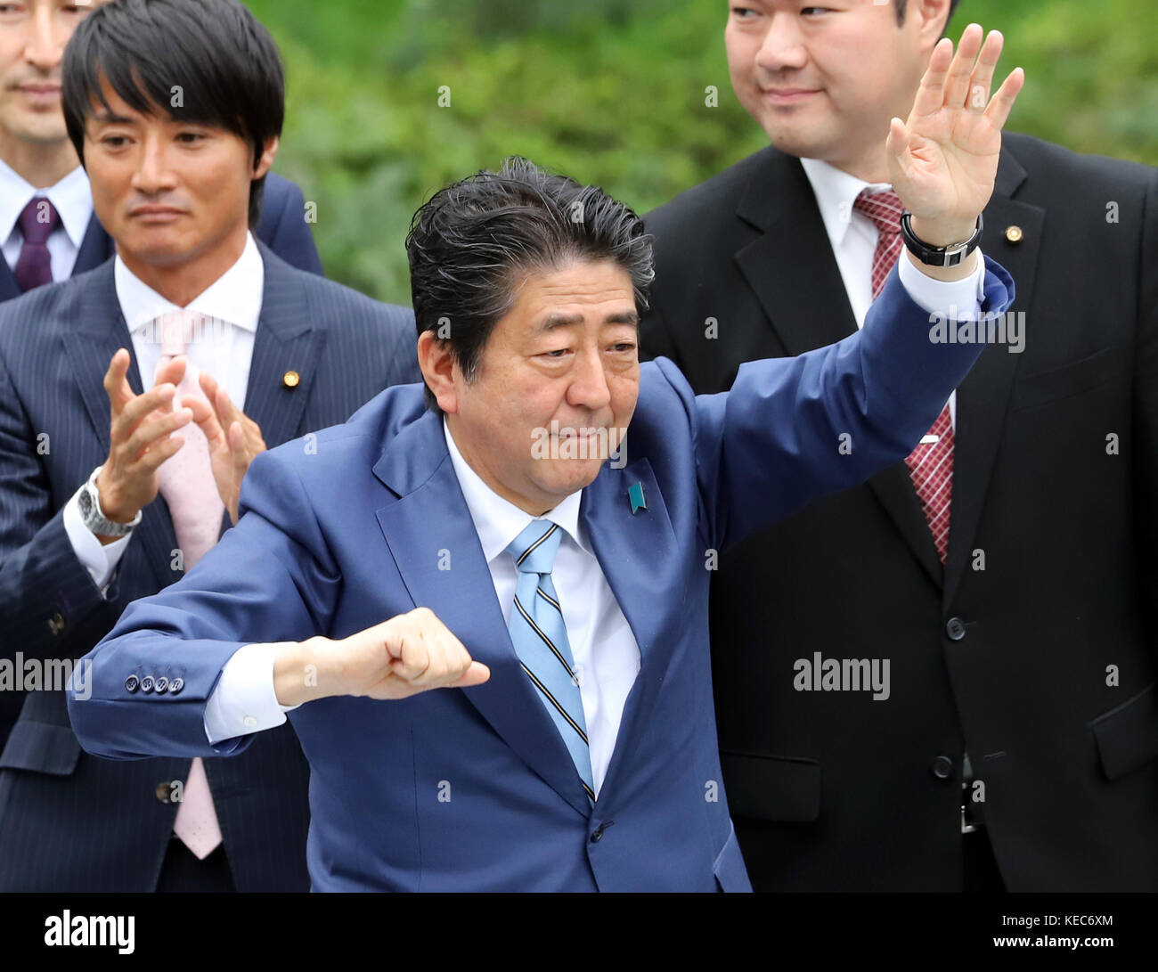 Tokyo, Japan. 20th Oct, 2017. Japanese Prime Minister and ruling LDP leader Shinzo Abe waves to supporters upon his arival at an election campaign in Fujisawa, suburban Tokyo on Friday, Octoebr 20, 2017. Japan's general election will be held on October 22. Credit: Yoshio Tsunoda/AFLO/Alamy Live News Stock Photo