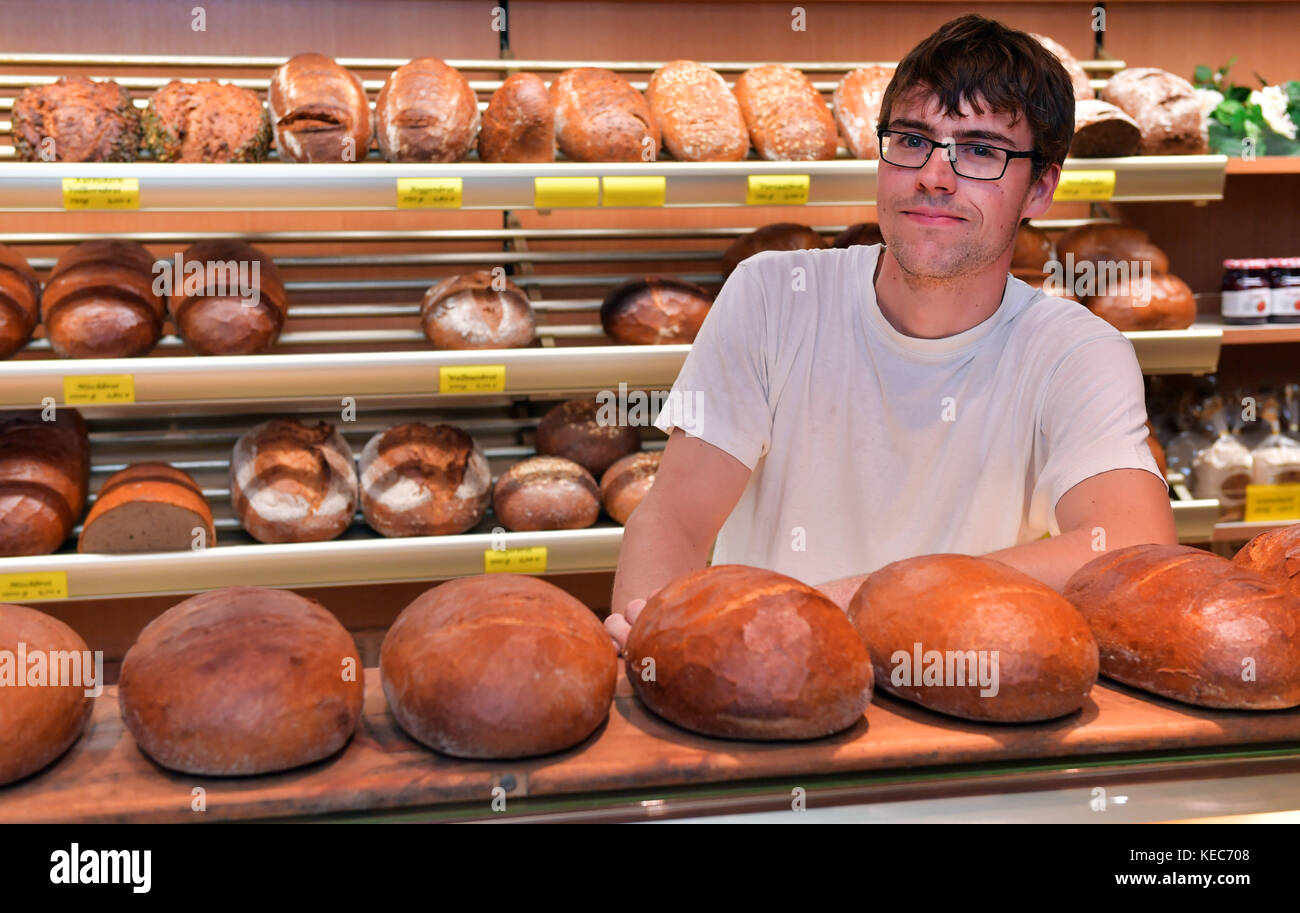 Gotha, Germany. 20th Oct, 2017. Master baker Martin Zeis at work at his