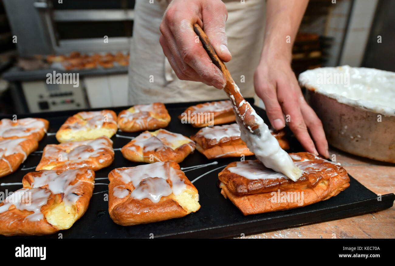 Gotha, Germany. 20th Oct, 2017. Master baker Martin Zeis at work at his