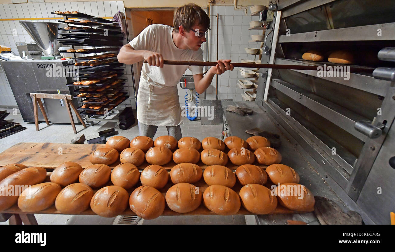Gotha, Germany. 20th Oct, 2017. Master baker Martin Zeis at work at his