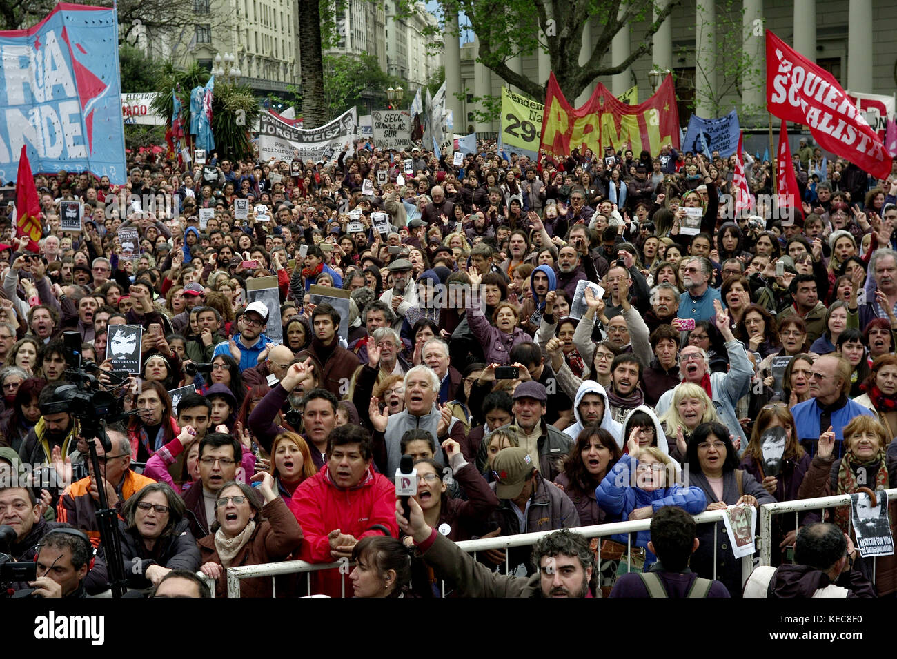 Federal Capital, Buenos Aires, Argentina. 30th Sep, 2017. A crowd of demonstrators are seen gathering to protest against the disappearance of Santiago Maldonado since 1 August 2017.Despite the rain, thousands of protesters gathered on Sunday in Plaza de Mayo hosted by the relatives and friends of Santiago Maldonado two months after his disappearance, after he was reportedly surrendering to Argentinian police guards during a raid on a camp of Mapuche protesters in Patagonia, south of Argentina. Various protests were seen in several other cities in Argentina, and abroad such as London, Pa Stock Photo
