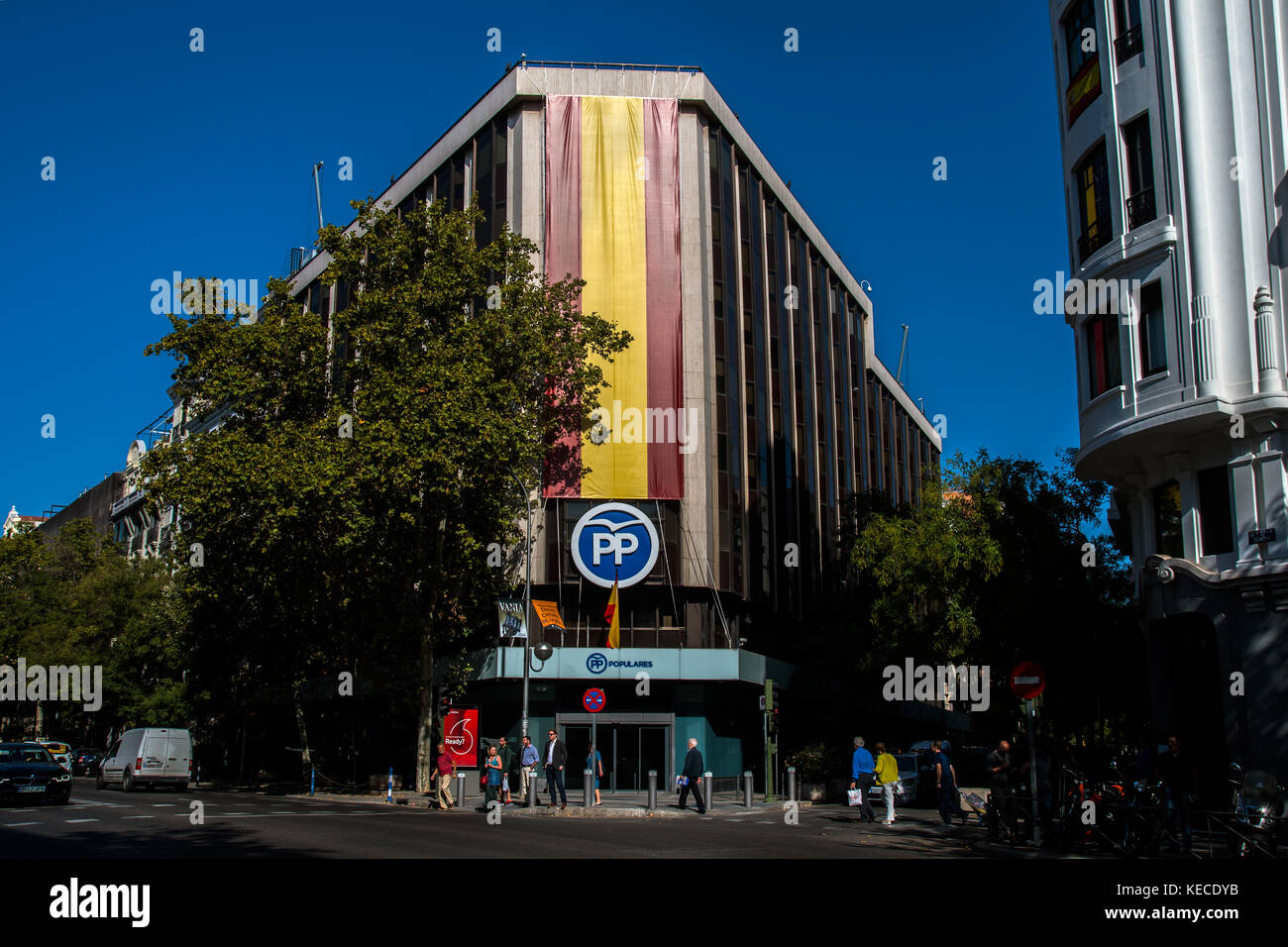 Madrid, Spain. 16 Oct, 2017. Headquarters of Government party 'Partido Popular (PP)' shows a large Spanish flag, in Madrid, Spain. Stock Photo