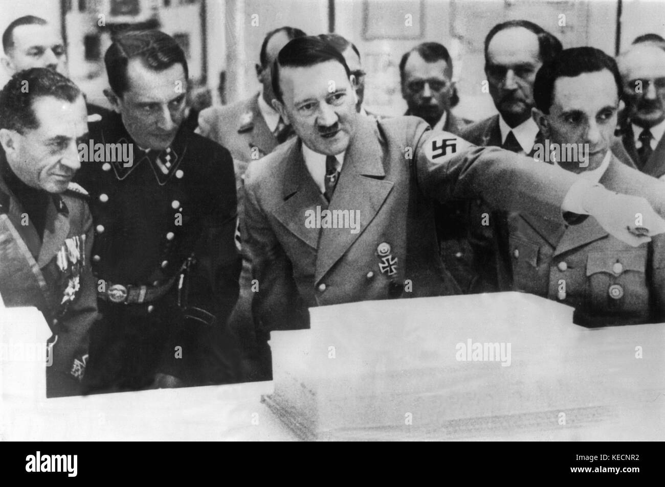 Adolf Hitler (m) explains the model of a building to the Italian Economy Minister Lantini (l) at the Second Exhibition for Art and Architecture (undated). On the right, Reich Propaganda Minister Joseph Goebbels. | usage worldwide Stock Photo