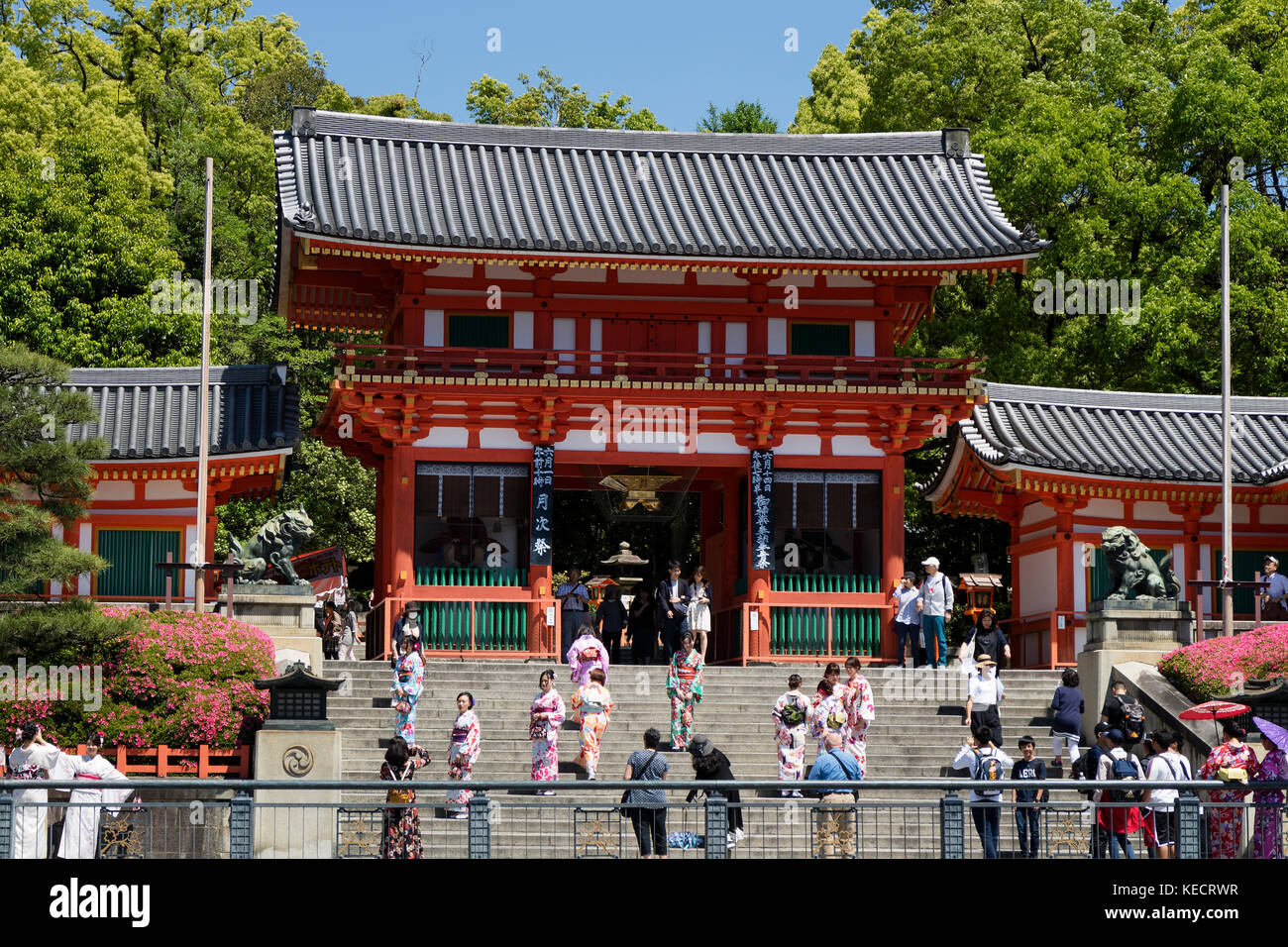 Main gate yasaka shrine hi-res stock photography and images - Alamy