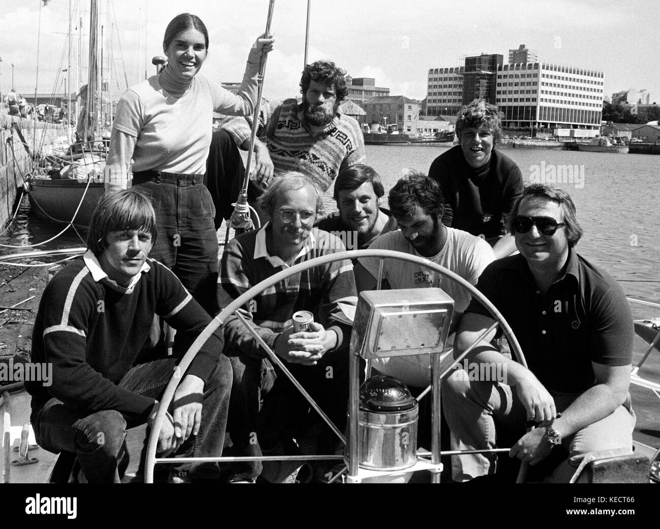 AJAXNETPHOTO. 17th AUGUST, 1979. PLYMOUTH, ENGLAND. - FASTNET RACE END -  CREW OF AMERICAN YACHT TENACIOUS POSE FOR GROUP PHOTO IN MILLBAY DOCKS AT END OF 605 MILE RACE THAT CLAIMED 15 LIVES OF RACE PARTICIPANTS IN STORM; (L-R, FRONT), GREG SHIRES OF CHICAGO, BUD SUTHERLAND OF OHIO, RIVES POTTS OF RICHMOND VA., JIM MATTINGLY OF GREENWICH CT, (STANDING BACK.) JANE POTTS OF CHARLOTTTSVILLE, JOHN SAMAMA OF WAGENINGEN (NETH), TEDDY TURNER (16) FROM ATLANTA AND TOM RELYEA (RIGHT, FRONT.) OF L.A. OWNER TED TURNER WAS NOT ON BOARD THE YACHT AT THIS TIME. PHOTO:JONATHAN EASTLAND/AJAX REF:791708 1 X Stock Photo