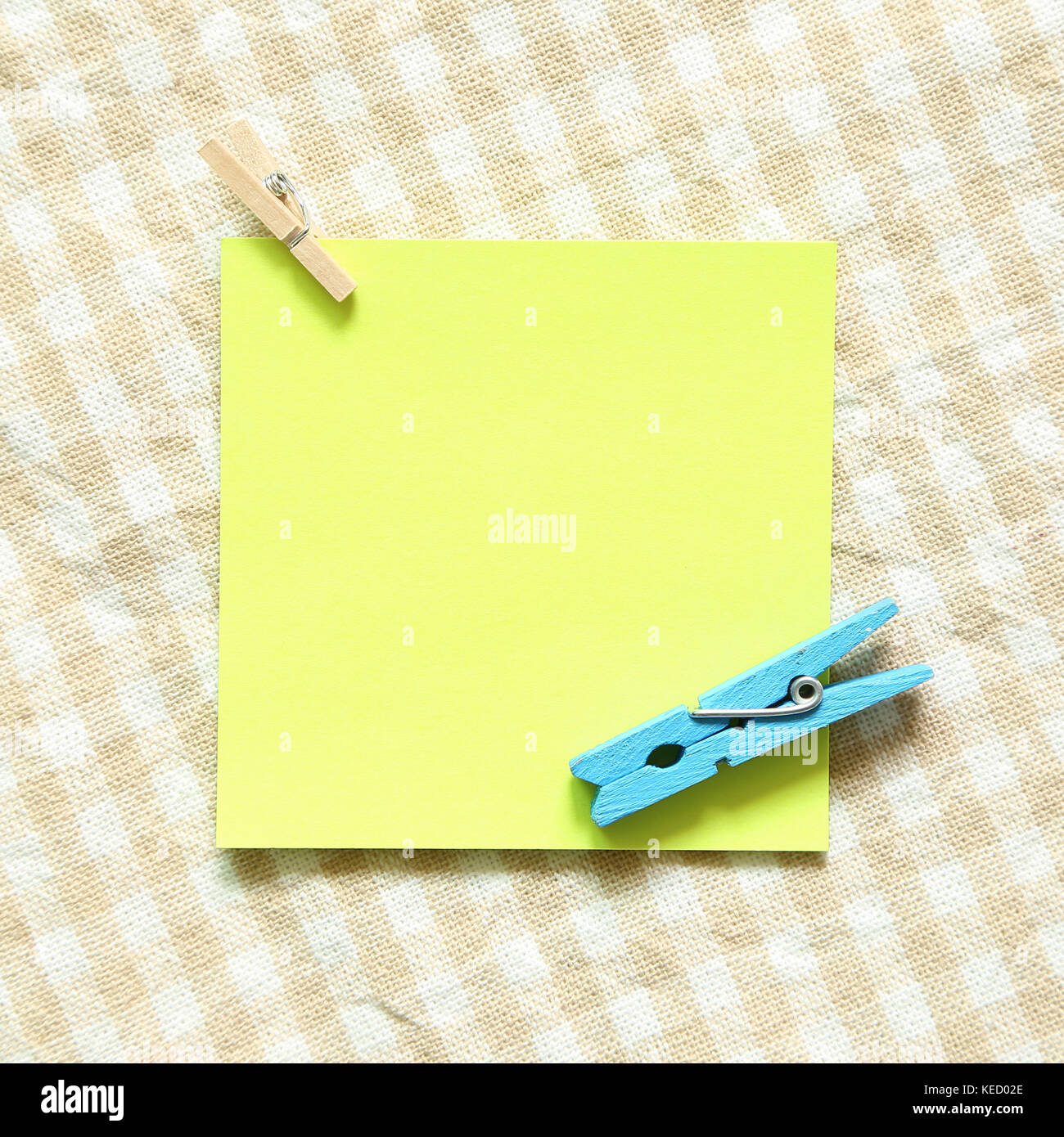 Memo pad on beige check pattern background Stock Photo
