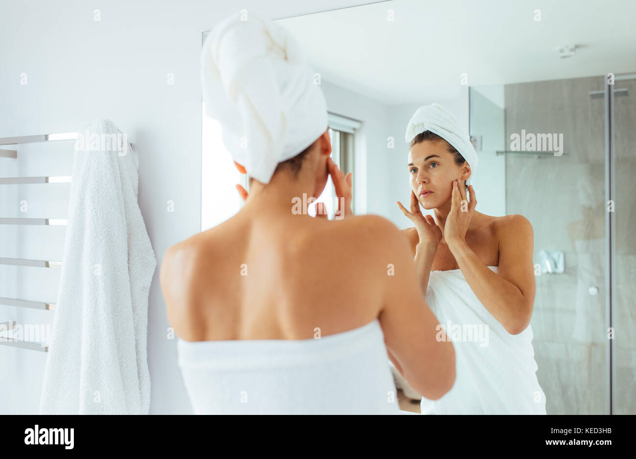 Bath towel woman rear hi-res stock photography and images - Alamy