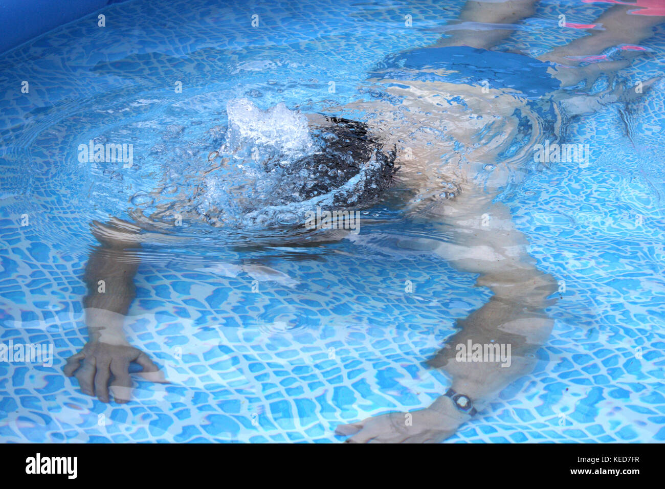 Mann taucht im Pool unter Wasser Stock Photo