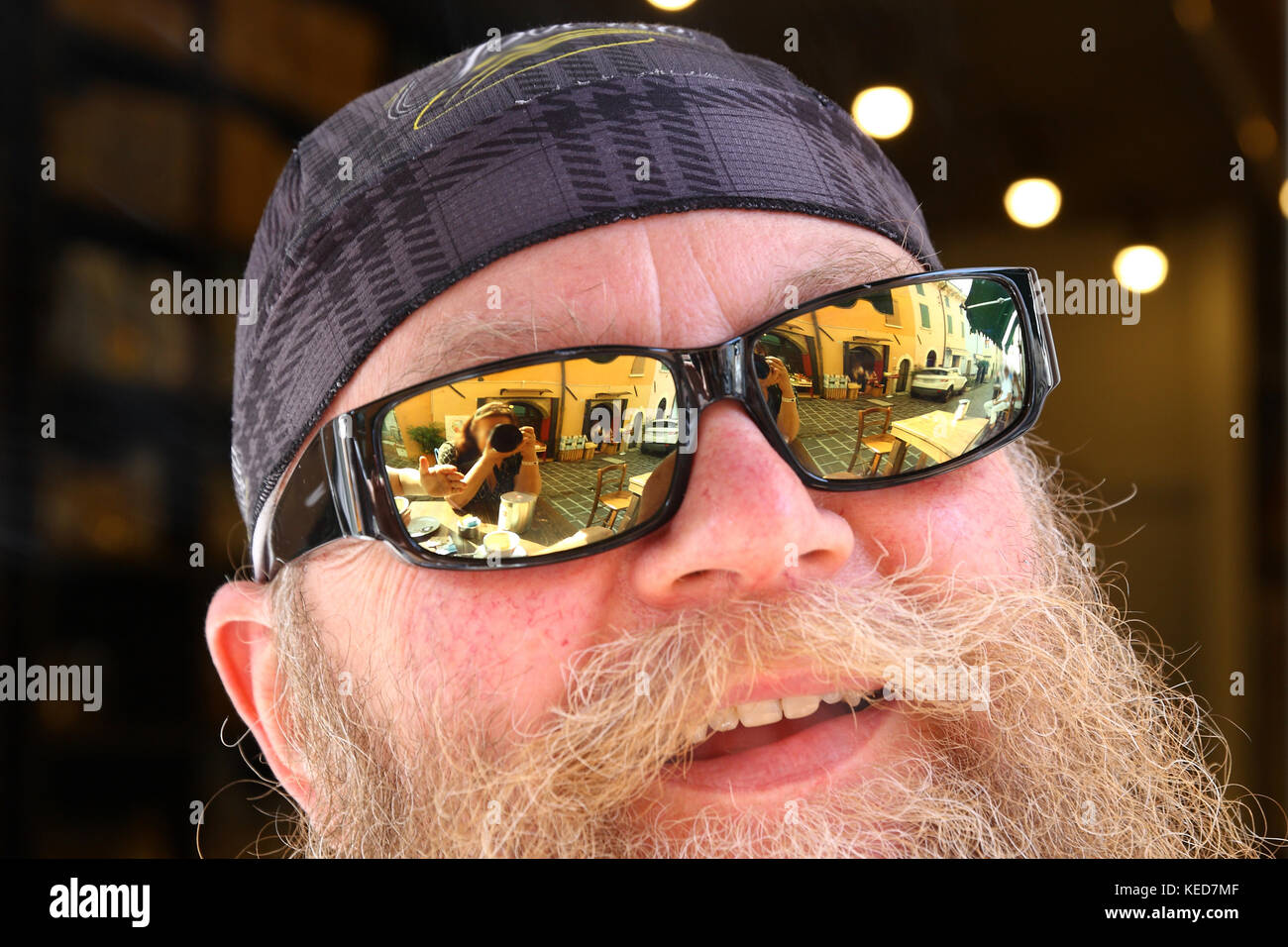 Mann mit langem Bart und Sonnenbrille , lächelt, Portrait Stock Photo