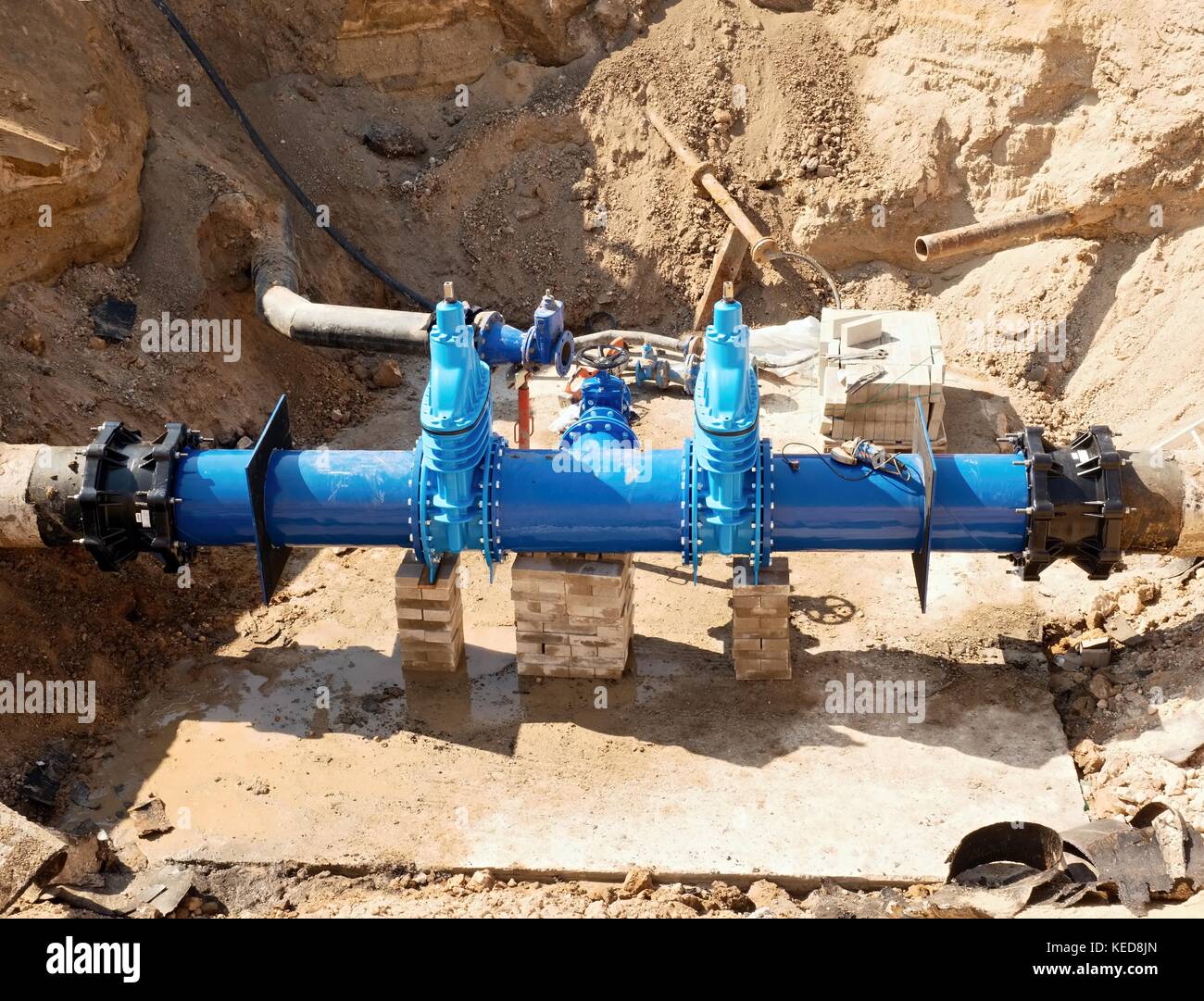 500 mm drink water Gate valve joint with screwed pipe fitting - repairing  of main water pipeline underground Stock Photo - Alamy