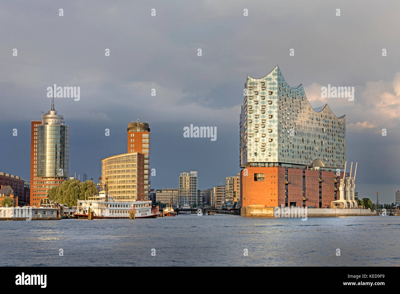 Hamburg harbor with Elbphilharmonie and Hanseatic Trade Center ...