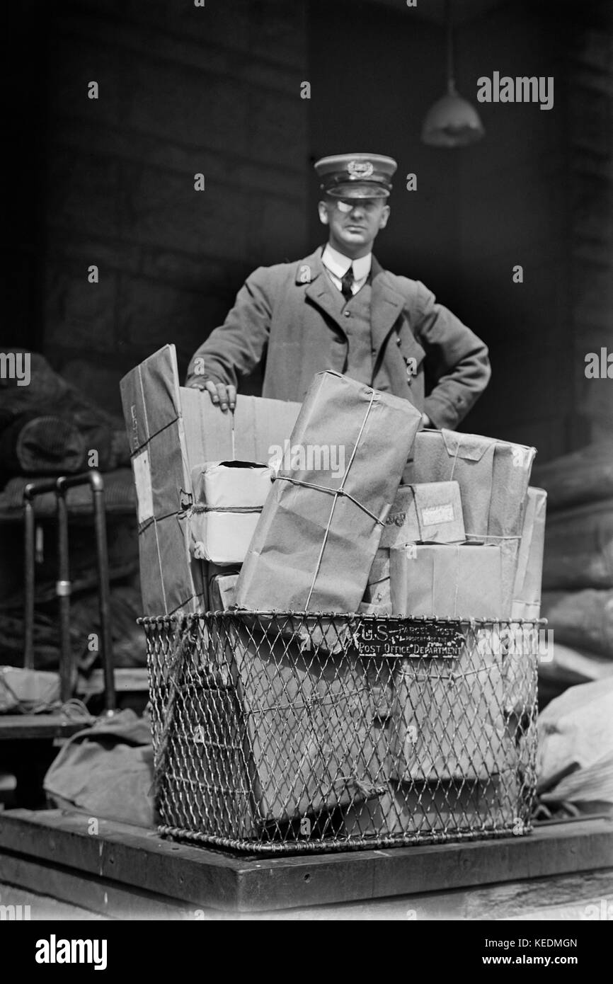 Postal Worker with Parcel Posts, Washington DC, USA, Harris & Ewing, 1914 Stock Photo
