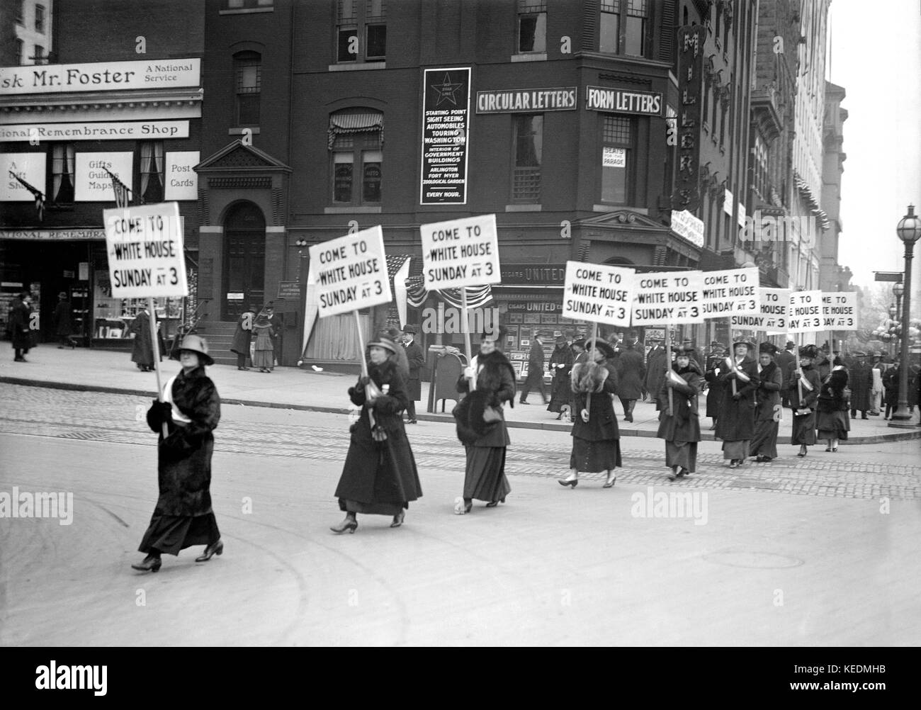 Women's Suffrage March with Signs inviting People to Protest at White House, Washington DC, USA, Harris & Ewing, 1917 Stock Photo