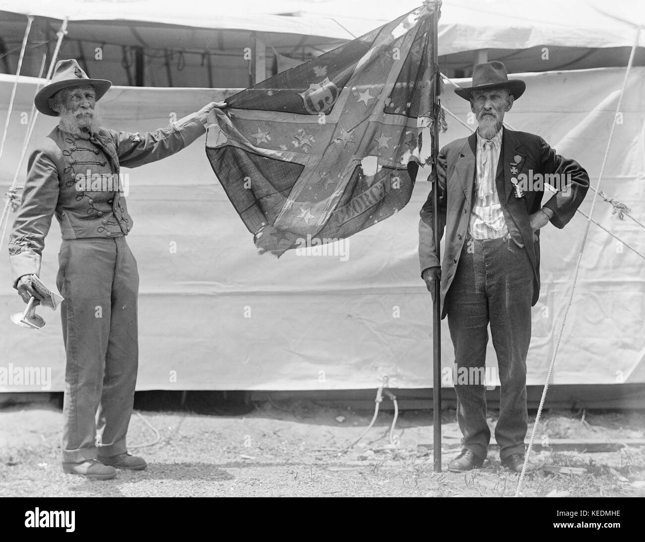 Two Elderly Confederate Veterans Holding Georgia Battle Flag of American Civil War during Confederate Reunion, Washington DC, USA, Harris & Ewing, June 1917 Stock Photo