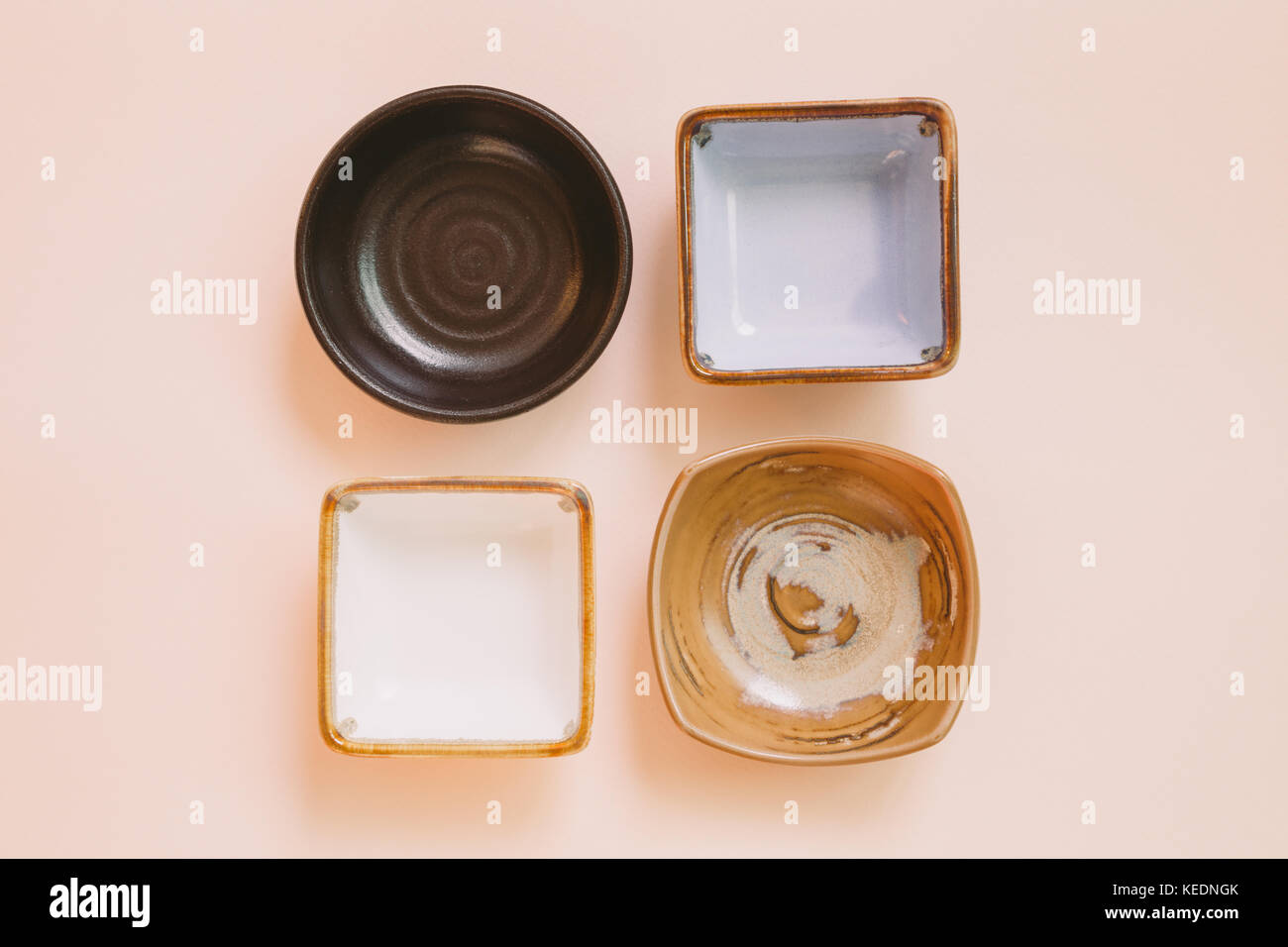 Empty plate on pink background Stock Photo - Alamy