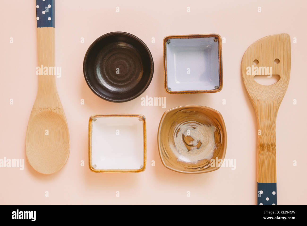 Empty plate on pink background Stock Photo - Alamy